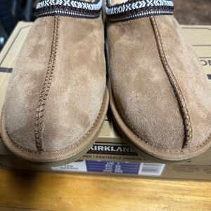 BNB Unisex 100% Shearling Slippers in Tan Men’s Size 8 / Women’s Size 9